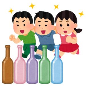 5つのビンと遊ぶ子供