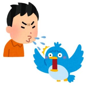 鳥に唾をかける男の子