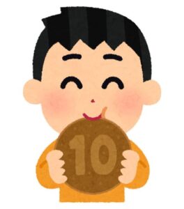 10円煎餅を食べる少年